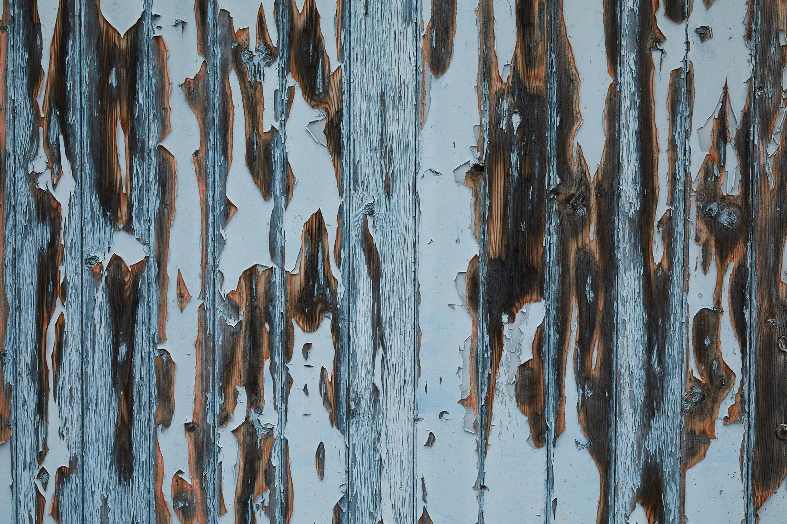 Houten kozijn met afbladderende verf