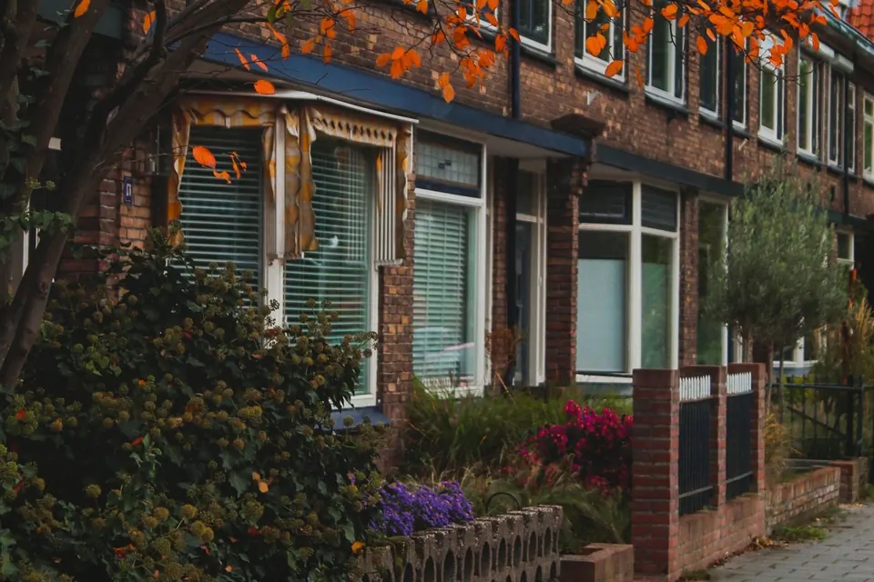 Bakstenen gevel met geschilderde houten kozijnen